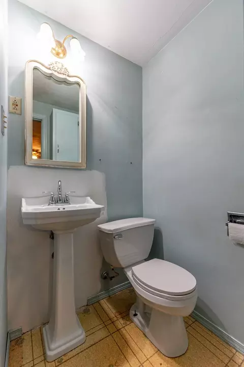 Bath - 739 Elgin St, Cherry Valley, IL 61016 photo 1 of 4