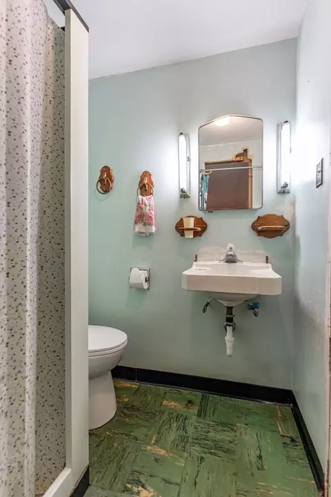 Bath - 739 Elgin St, Cherry Valley, IL 61016 photo 2 of 4