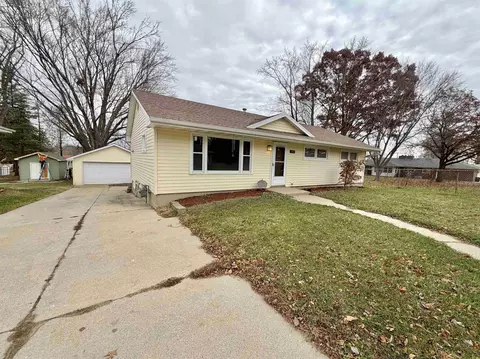 322 E 10th St, Pecatonica, IL 61063 photo 2
