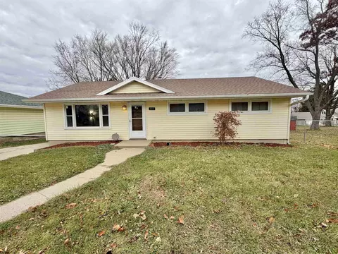 322 E 10th St, Pecatonica, IL 61063