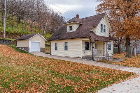 1104 Main St, Savanna, IL 61074
