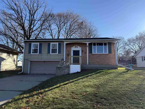 3237 W Carthage Dr, Freeport, IL 61032