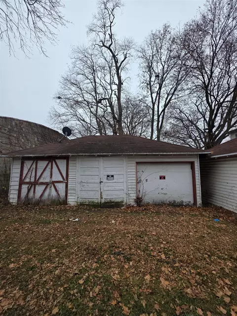 Exterior - 21 W Dexter, Freeport, IL 61032 photo 3 of 4