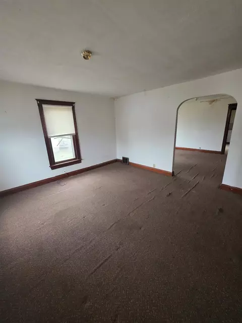 Living - 21 W Dexter, Freeport, IL 61032 photo 2 of 3