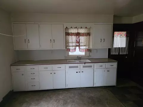Kitchen - 21 W Dexter, Freeport, IL 61032 photo 3 of 4