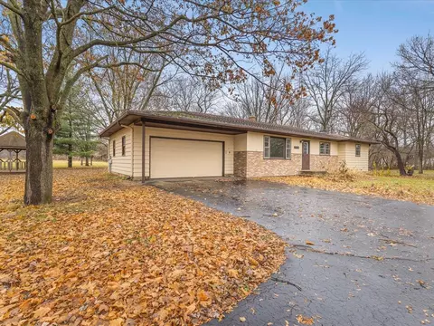 7774 Old River Rd, Rockford, IL 61103
