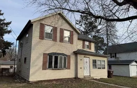 534 E Illinois St, Freeport, IL 61032