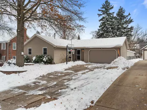 625 Robert Ave, Rockford, IL 61107
