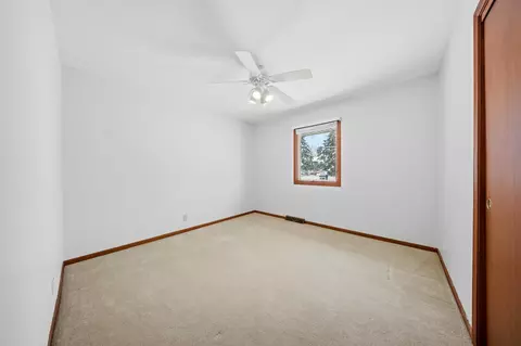 2010 Cimarron Dr, Freeport, IL 61032 photo 2