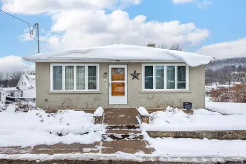 319 E Catlin St, Elizabeth, IL 61028