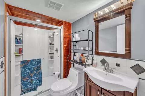 Bath - 6338 Thicket Ln, Cherry Valley, IL 61016 photo 2 of 3