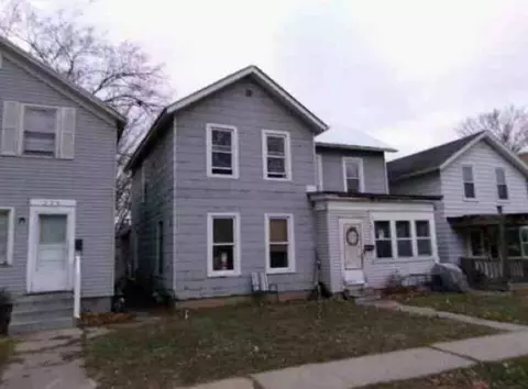 320 W Douglas St, Freeport, IL 61032