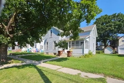 730 W Pleasant St, Freeport, IL 61032