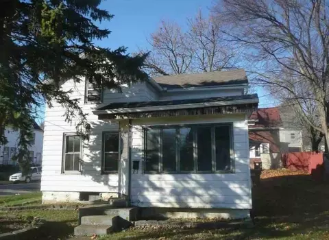 404 N Nursery Ave, Freeport, IL 61032