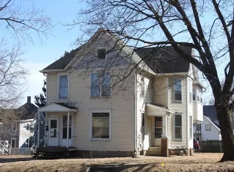 211-211 N 12 N West Ave, Freeport, IL 61032