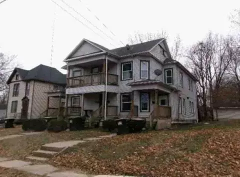 311-315 E 12 E Pleasant St, Freeport, IL 61032