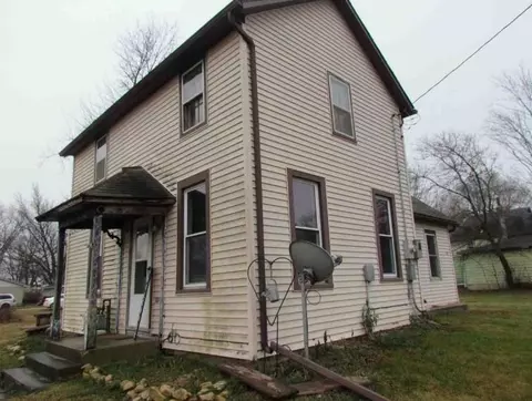 301 S Blaine St, Leaf River, IL 61047