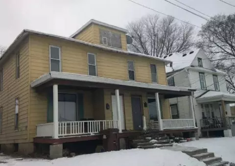 23-25 W Iroquois St, Freeport, IL 61032