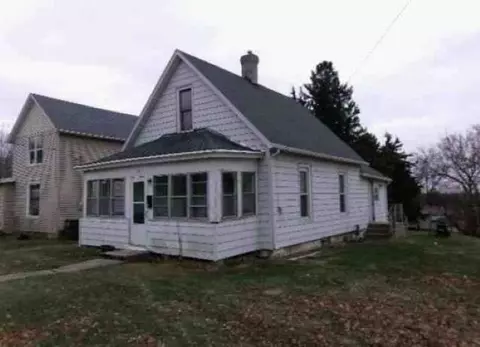 25 W South St, Freeport, IL 61032