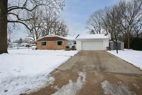 201 W South St, Lena, IL 61048