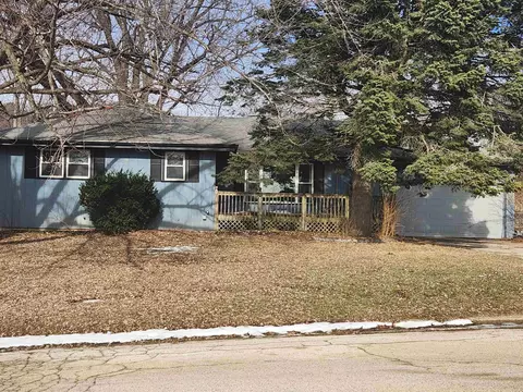 4610 Skyline Dr, Rockford, IL 61107