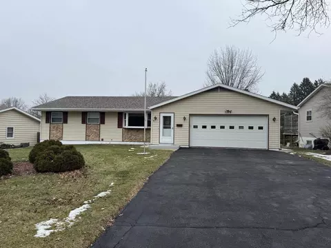 559 N Greenfield Dr, Freeport, IL 61032