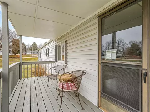 319 N Turner, Davis, IL 61019 photo 4