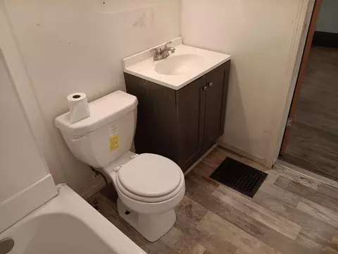 409 W Avon St, Freeport, IL 61032 photo 8