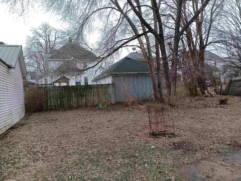 409 W Avon St, Freeport, IL 61032 photo 3