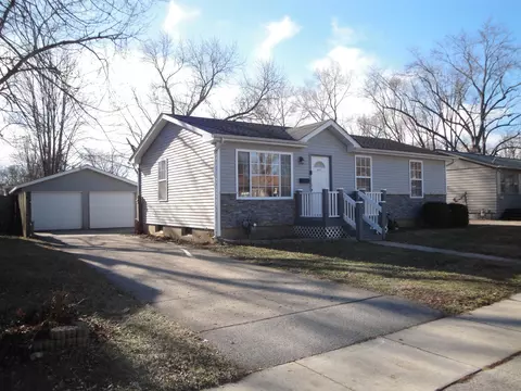 1011 Kingsley Dr, Machesney Park, IL 61115