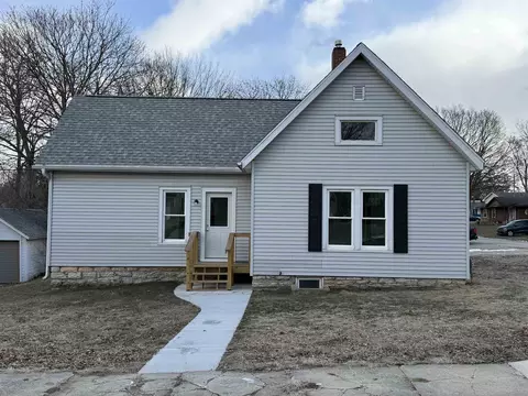 1122 Walnut Ave, Dixon, IL 61021