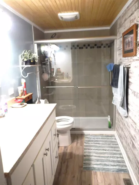Bath - 11578 Edgemere Ter, Roscoe, IL 61073 photo 1 of 2