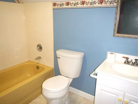 Bath - 11578 Edgemere Ter, Roscoe, IL 61073 photo 2 of 2