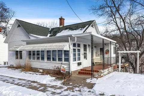 469 Dewey Ave, Galena, IL 61036