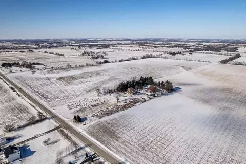 11 Nnn Smith Rd, Pecatonica, IL 61063