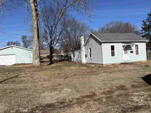 405 3rd St, Henry, IL 61537