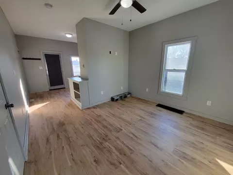Living - 533 Deleon St, Ottawa, IL 61350 photo 4 of 4
