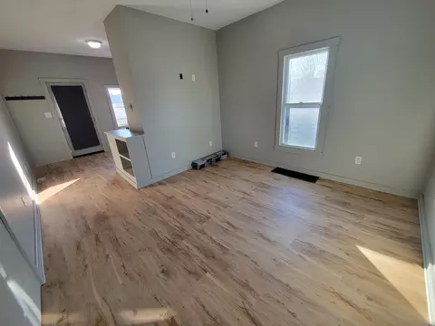 Living - 533 Deleon St, Ottawa, IL 61350 photo 2 of 4