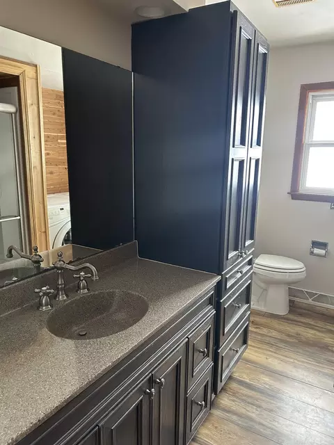 Bath - 2129 Sunset Dr, Freeport, IL 61032 photo 1 of 1