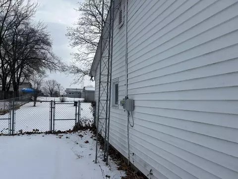 Exterior - 2129 Sunset Dr, Freeport, IL 61032 photo 3 of 4