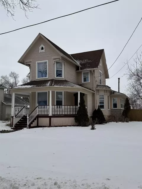 135 S 6th St, Capron, IL 61012