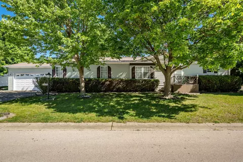 5488 Mahogany Ln, Roscoe, IL 61073