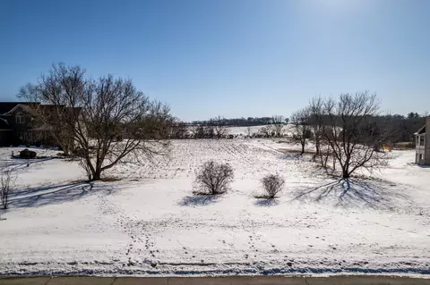 8915 Overlook Dr, Roscoe, IL 61073