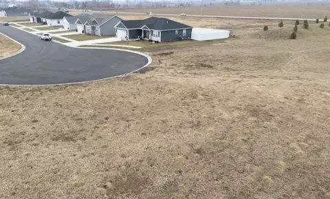 3 Crossing Ct, Peru, IL 61354