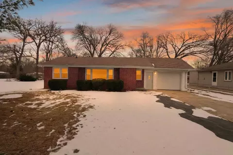 28 Liberty Blvd, Machesney Park, IL 61115