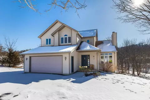 27 Augusta Dr, Galena, IL 61036