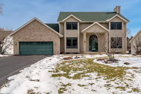 9293 Forest Ridge Dr, Roscoe, IL 61073