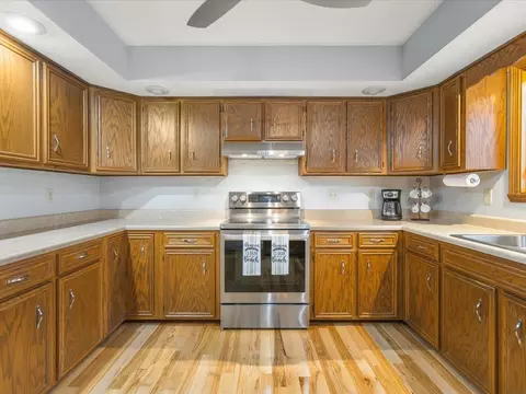 Kitchen - 548 Baintree Rd, Lake Summerset, IL 61019 photo 2 of 5