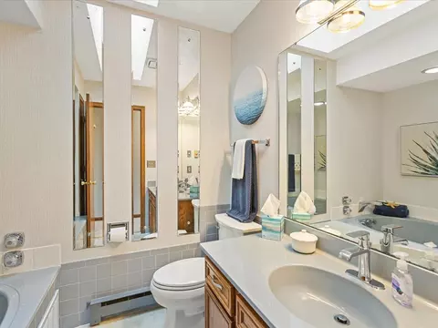 Bath - 548 Baintree Rd, Lake Summerset, IL 61019 photo 1 of 3