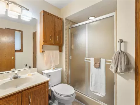Bath - 548 Baintree Rd, Lake Summerset, IL 61019 photo 2 of 3